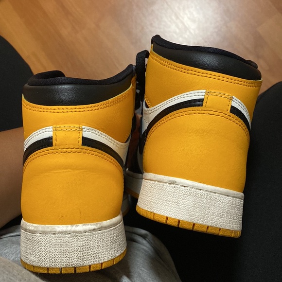 Nike Air Jordan 1 Retro - Picture 4 of 5